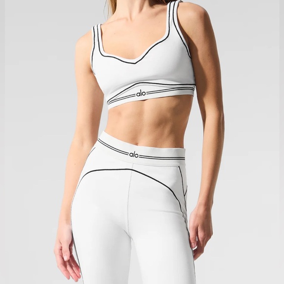 aloヨガ　ホワイトセット
オープンバックトップ+スリットパンツ Alo Yoga Set-White – La Diva